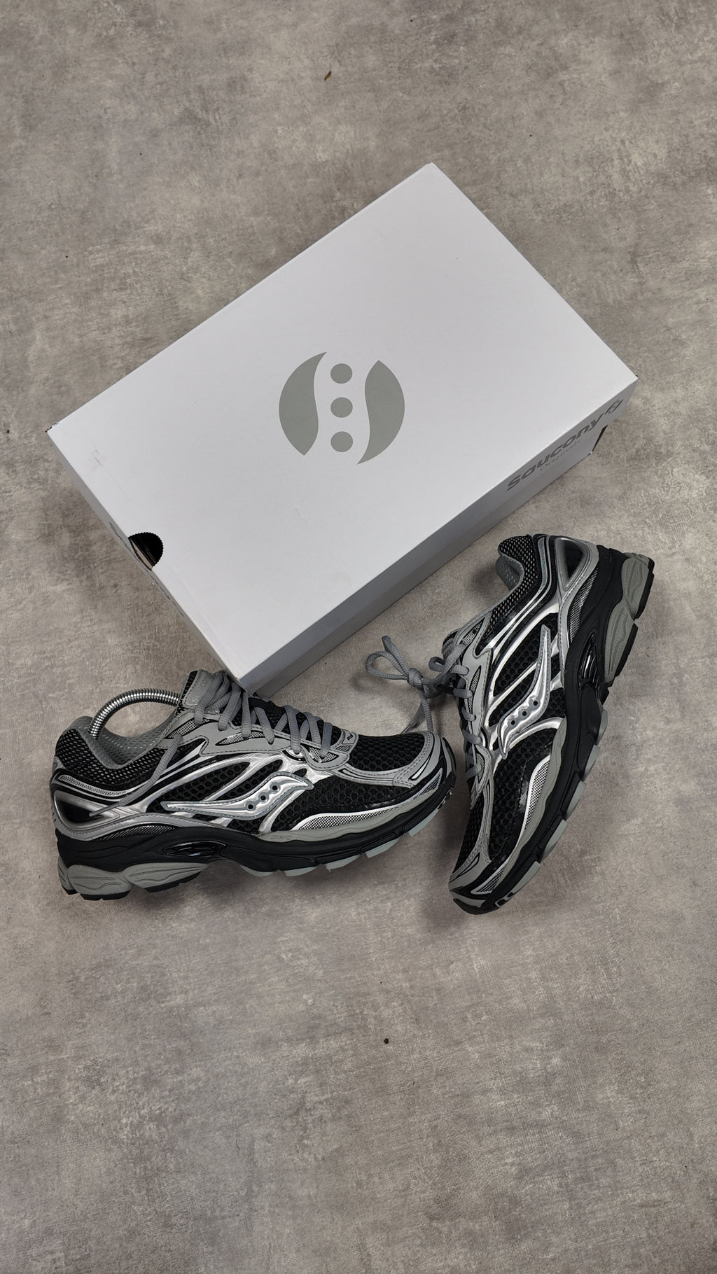 SAUCONY PROGRID OMNI 9 - BLACK SILVER