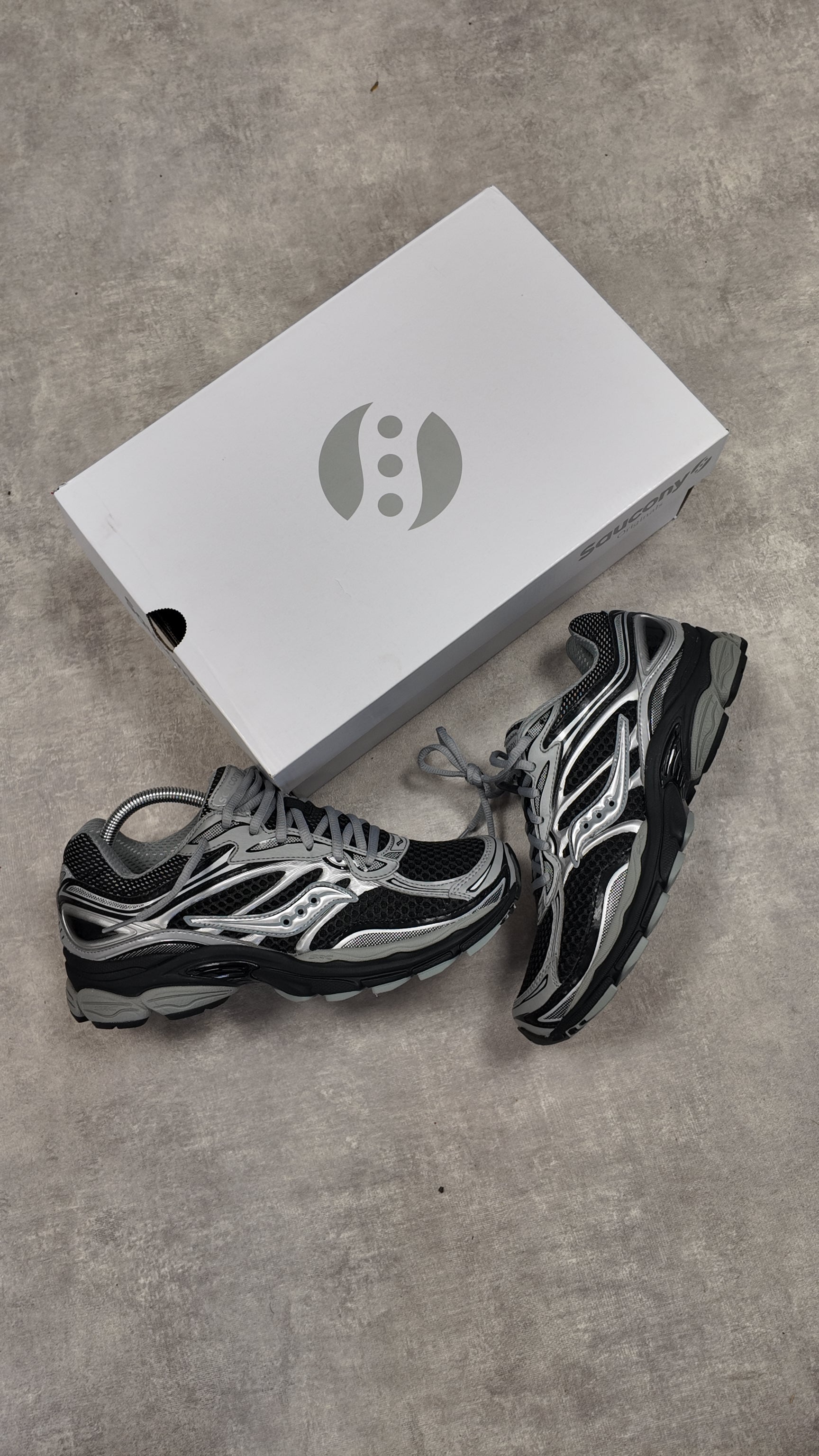 SAUCONY PROGRID OMNI 9 - BLACK SILVER