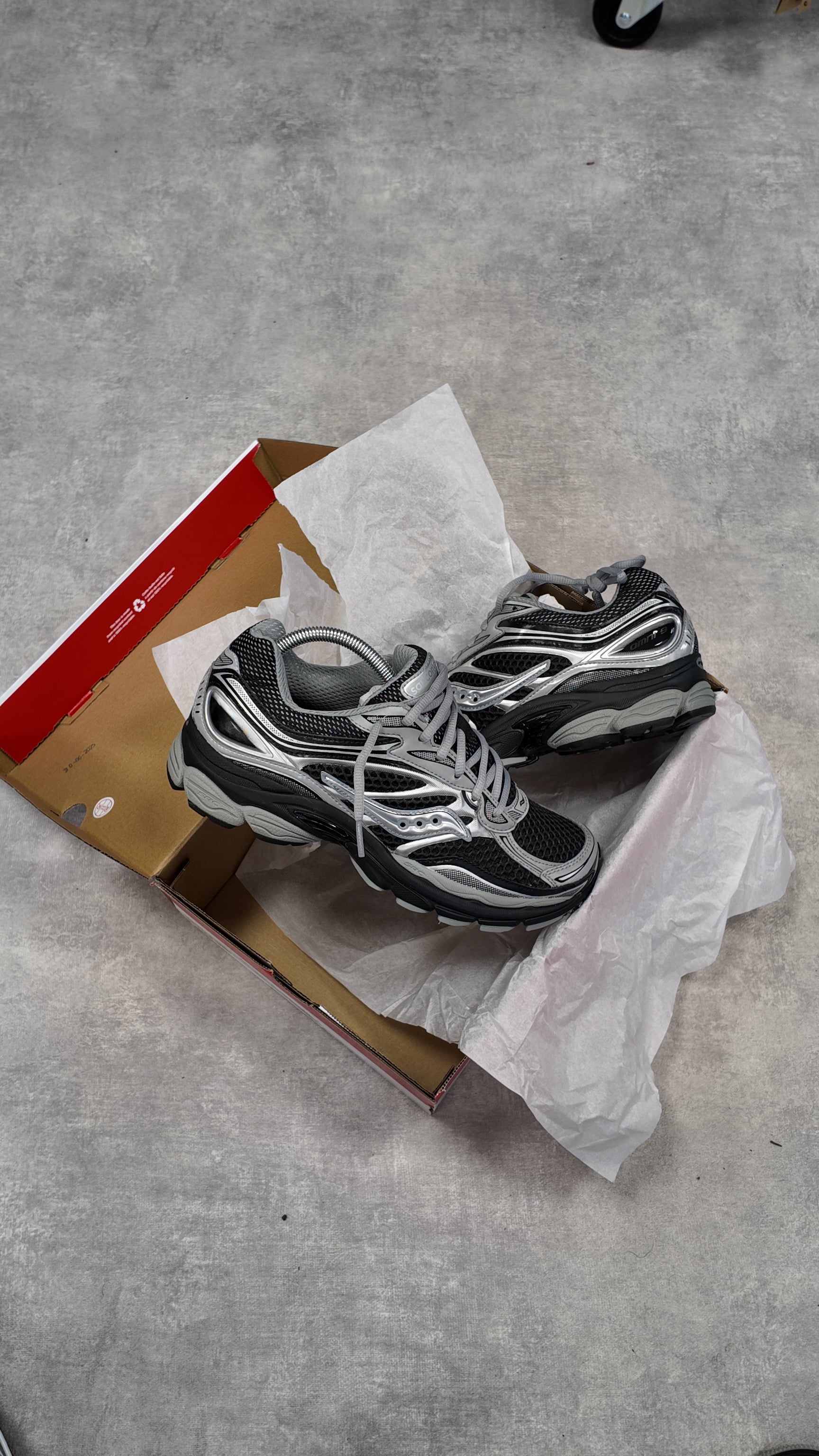 SAUCONY PROGRID OMNI 9 - BLACK SILVER