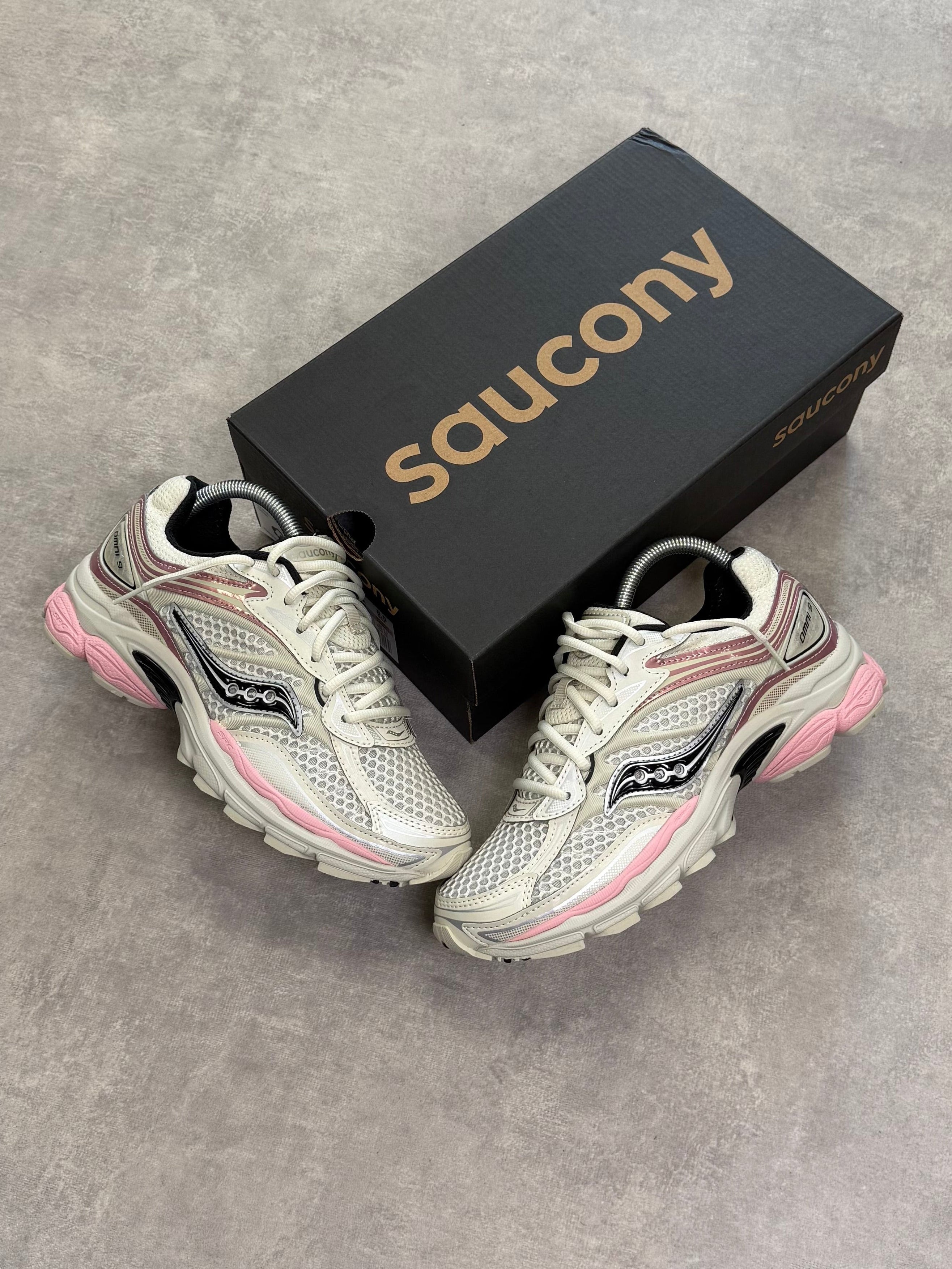 SAUCONY PROGRID OMNI 9 - Creme/ Pink