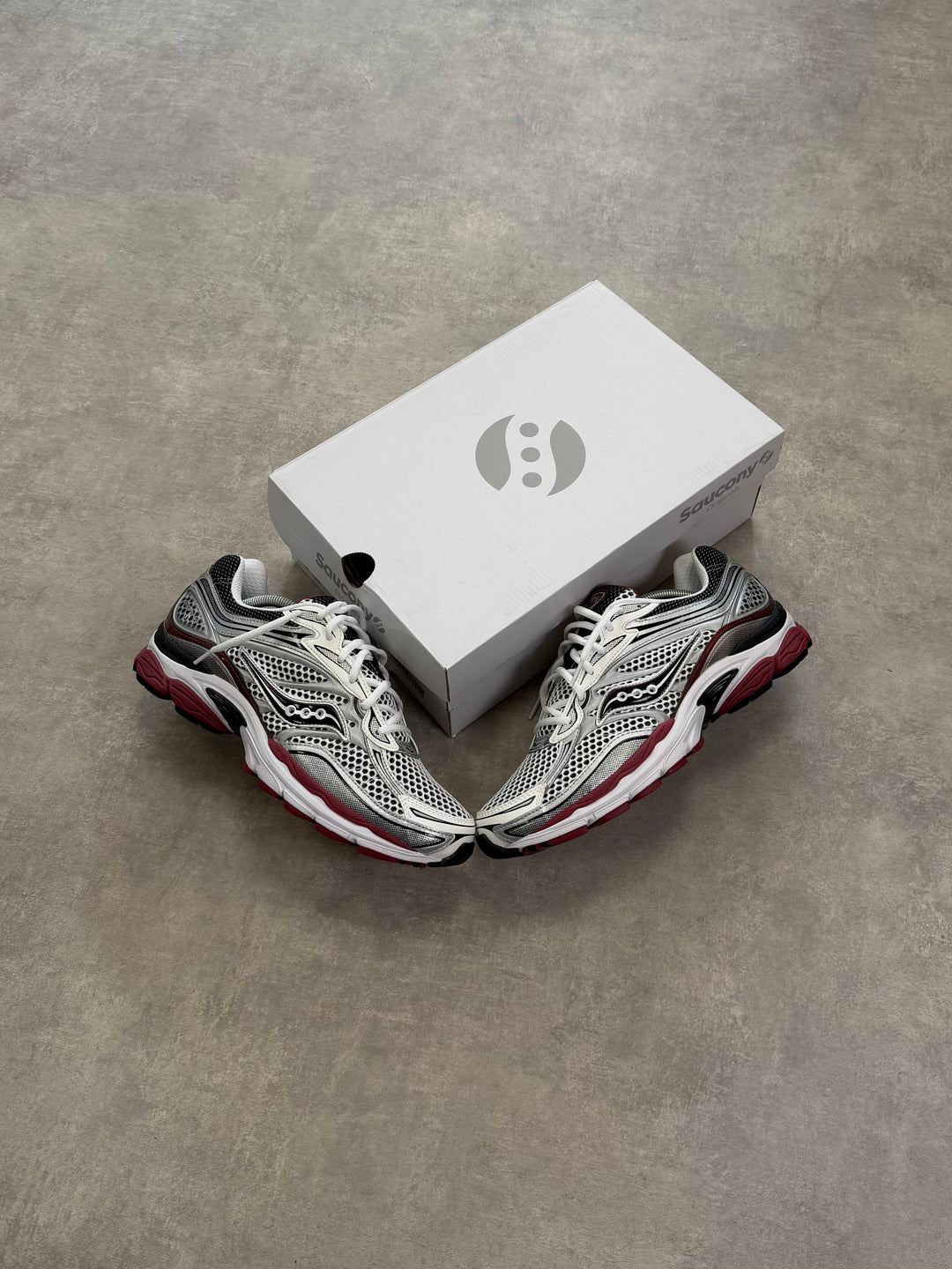 Saucony ProGrid Omni 9 OG – White / Silver / Red