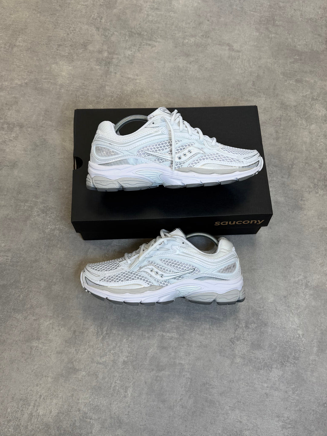 Saucony ProGrid Omni 9 – White / Grey