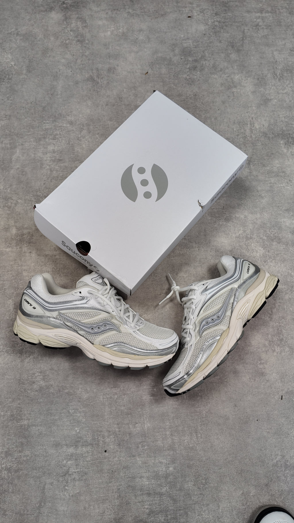 SAUCONY PROGRID OMNI 9 - WHITE SILVER