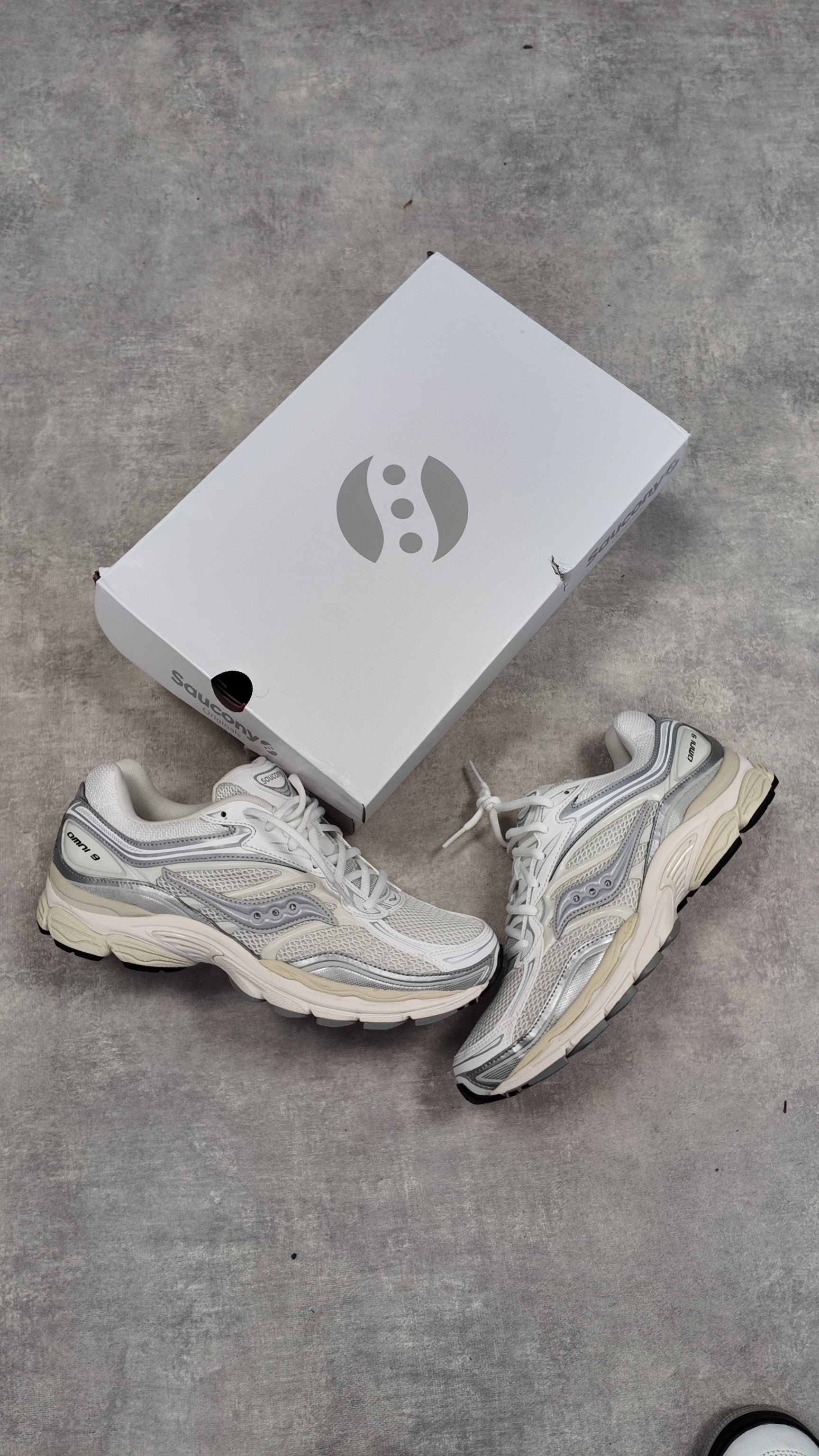 SAUCONY PROGRID OMNI 9 - WHITE SILVER