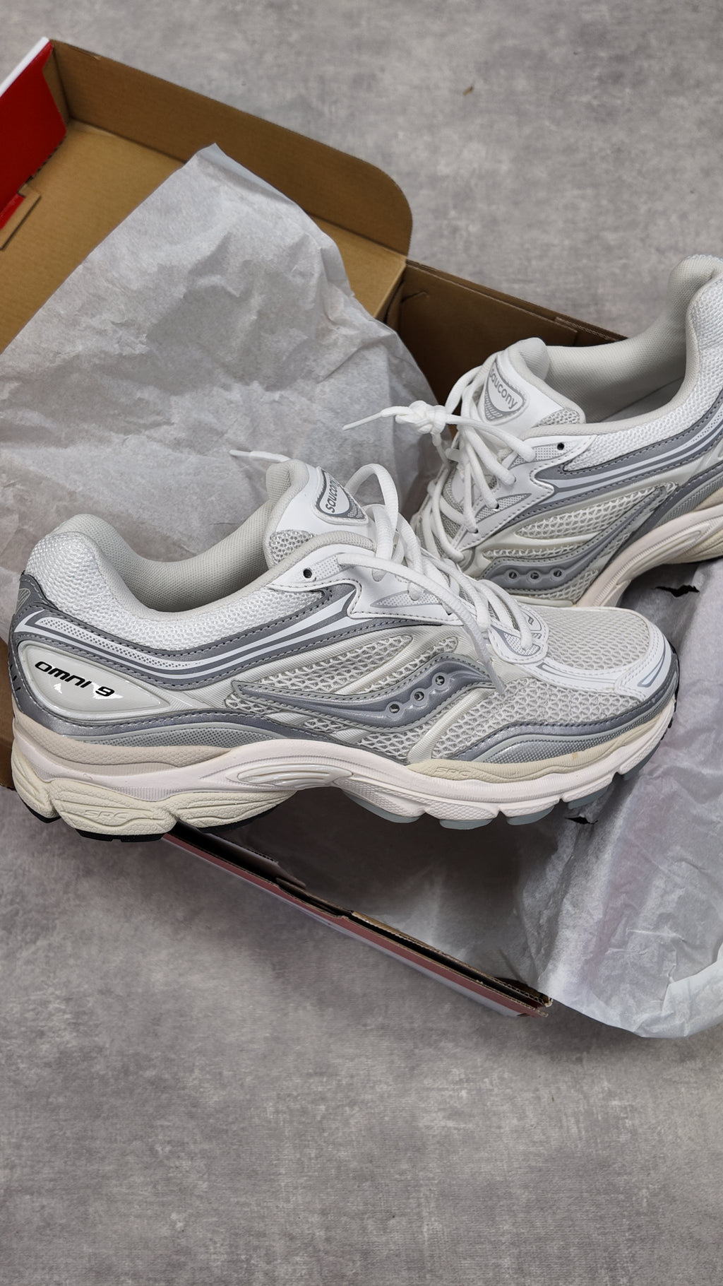 SAUCONY PROGRID OMNI 9 - WHITE SILVER