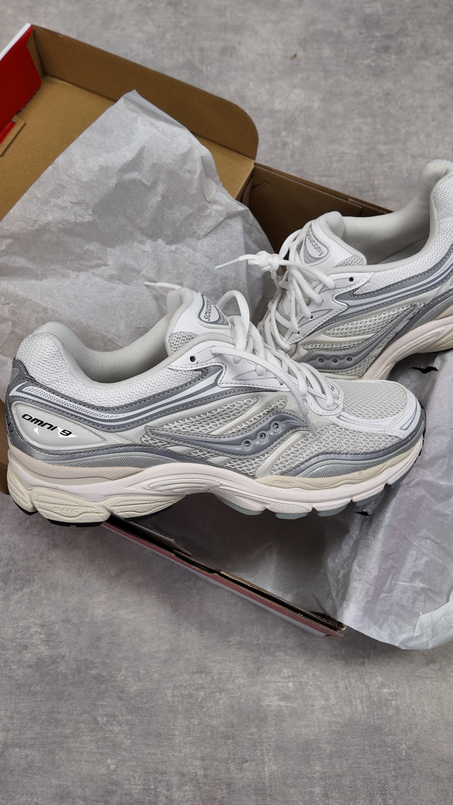 SAUCONY PROGRID OMNI 9 - WHITE SILVER