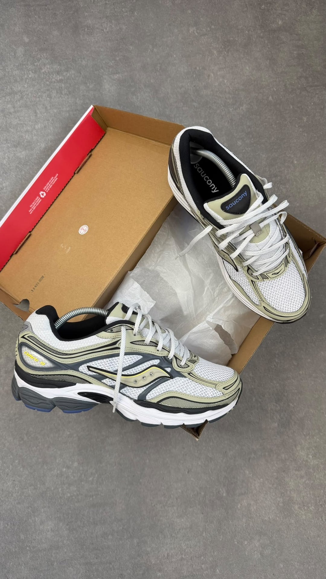 Saucony ProGrid Omni 9 – Volt / Navy