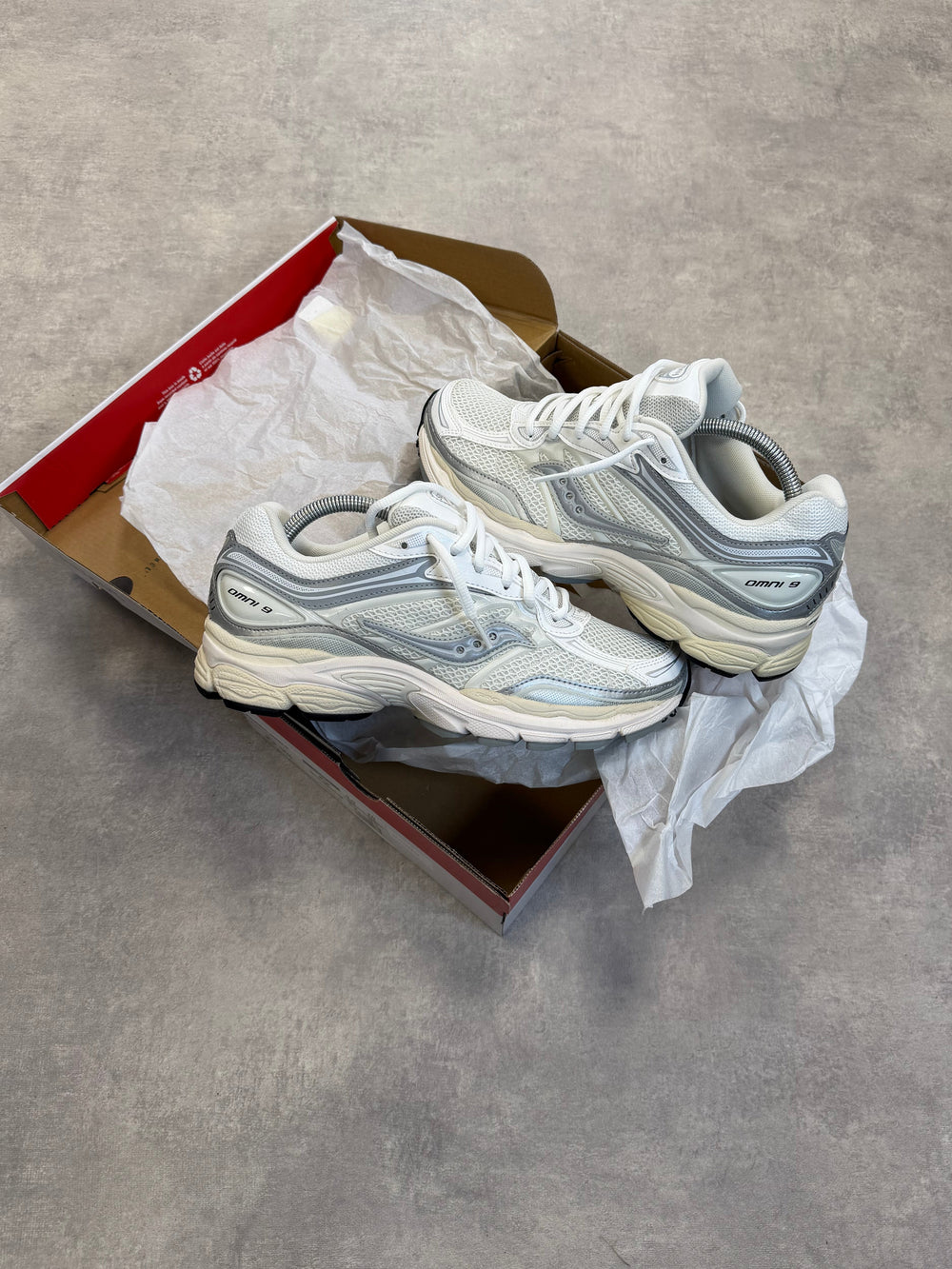 Saucony ProGrid Omni 9 – White / Silver