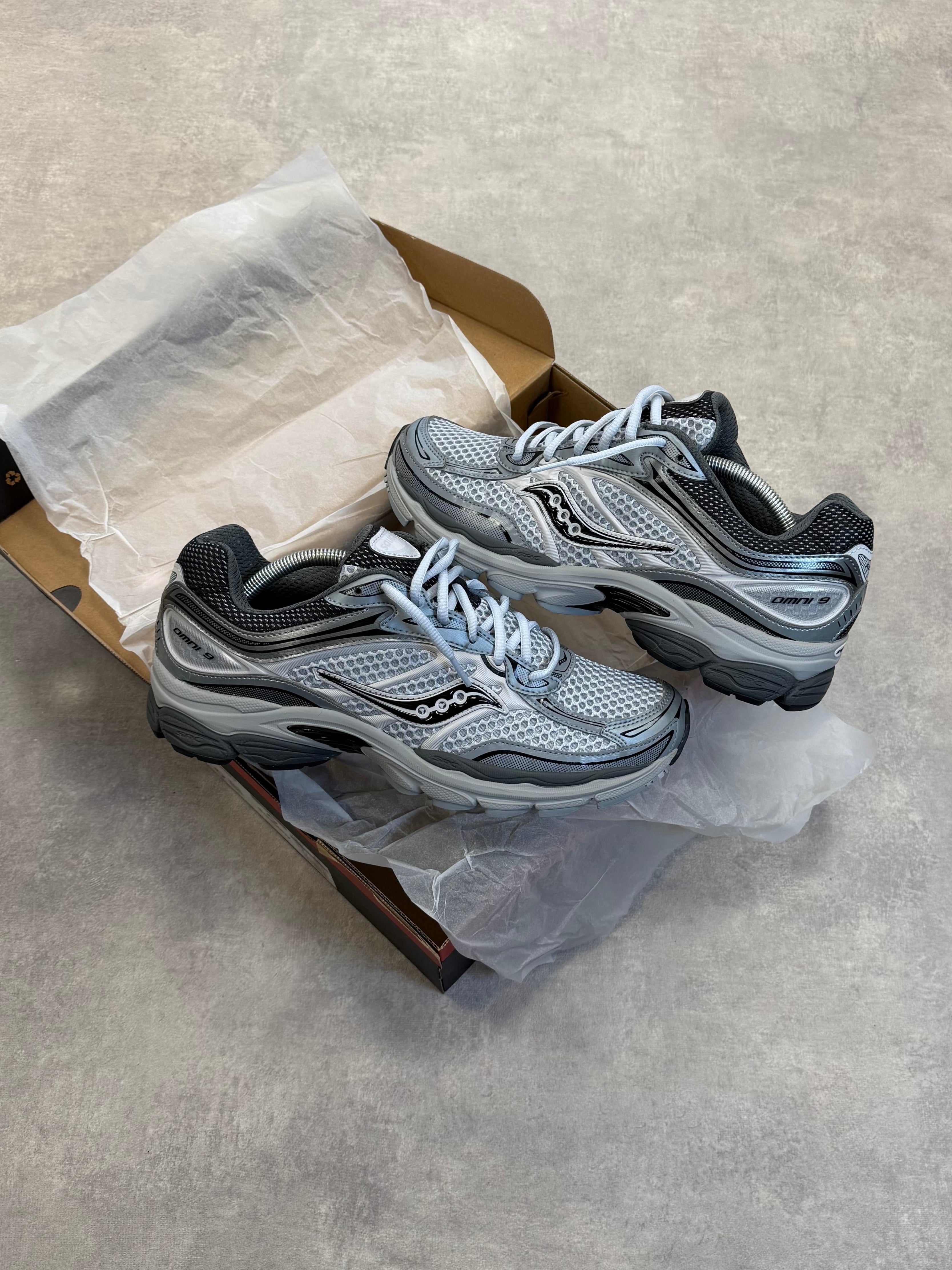 SAUCONY PROGRID OMNI 9 MICROCHIP
