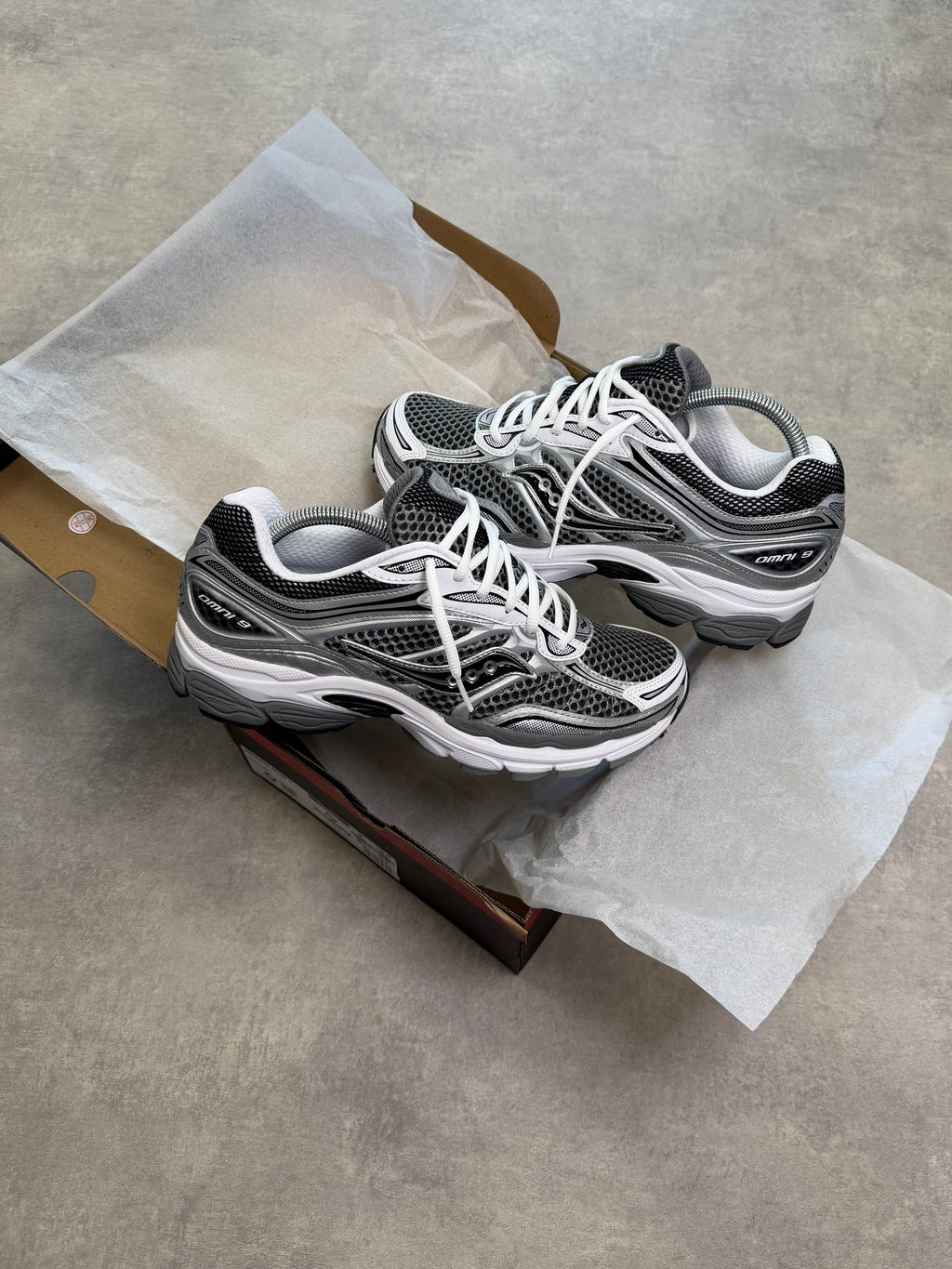 SAUCONY PROGRID OMNI 9 SILVER/GREY