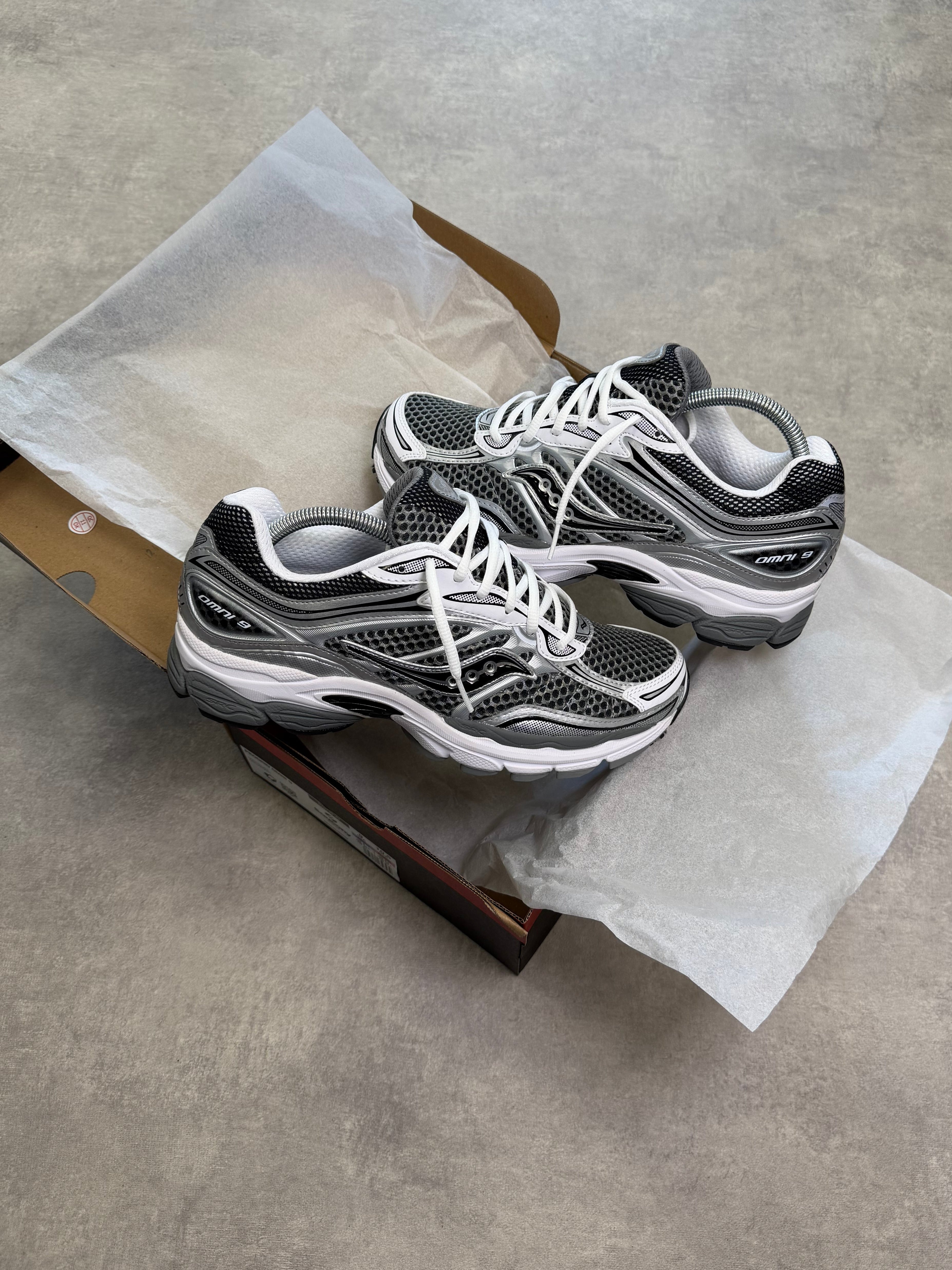 SAUCONY PROGRID OMNI 9 SILVER/GREY