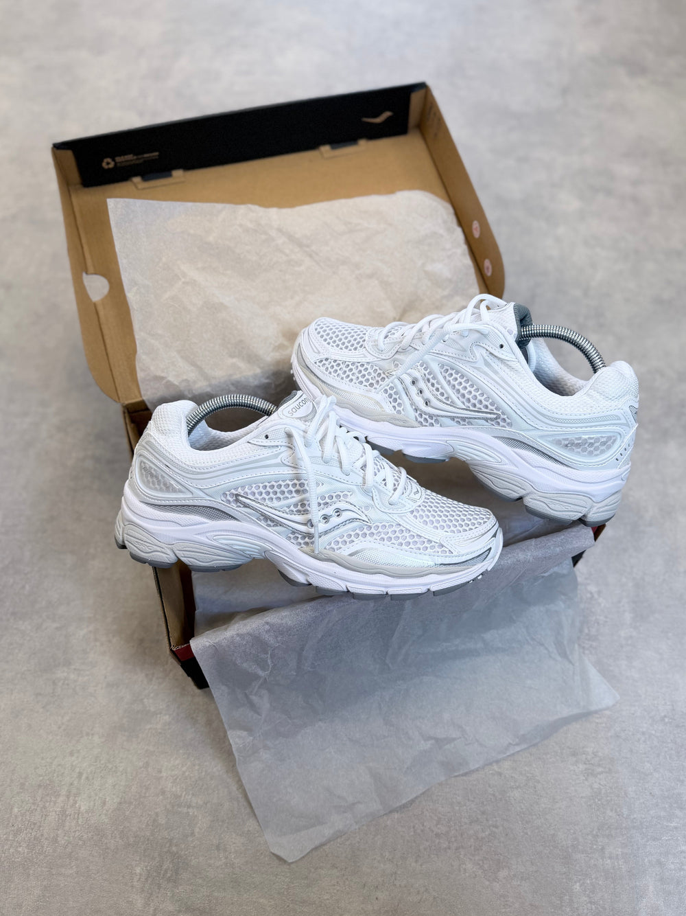 Saucony ProGrid Omni 9 – White / Grey