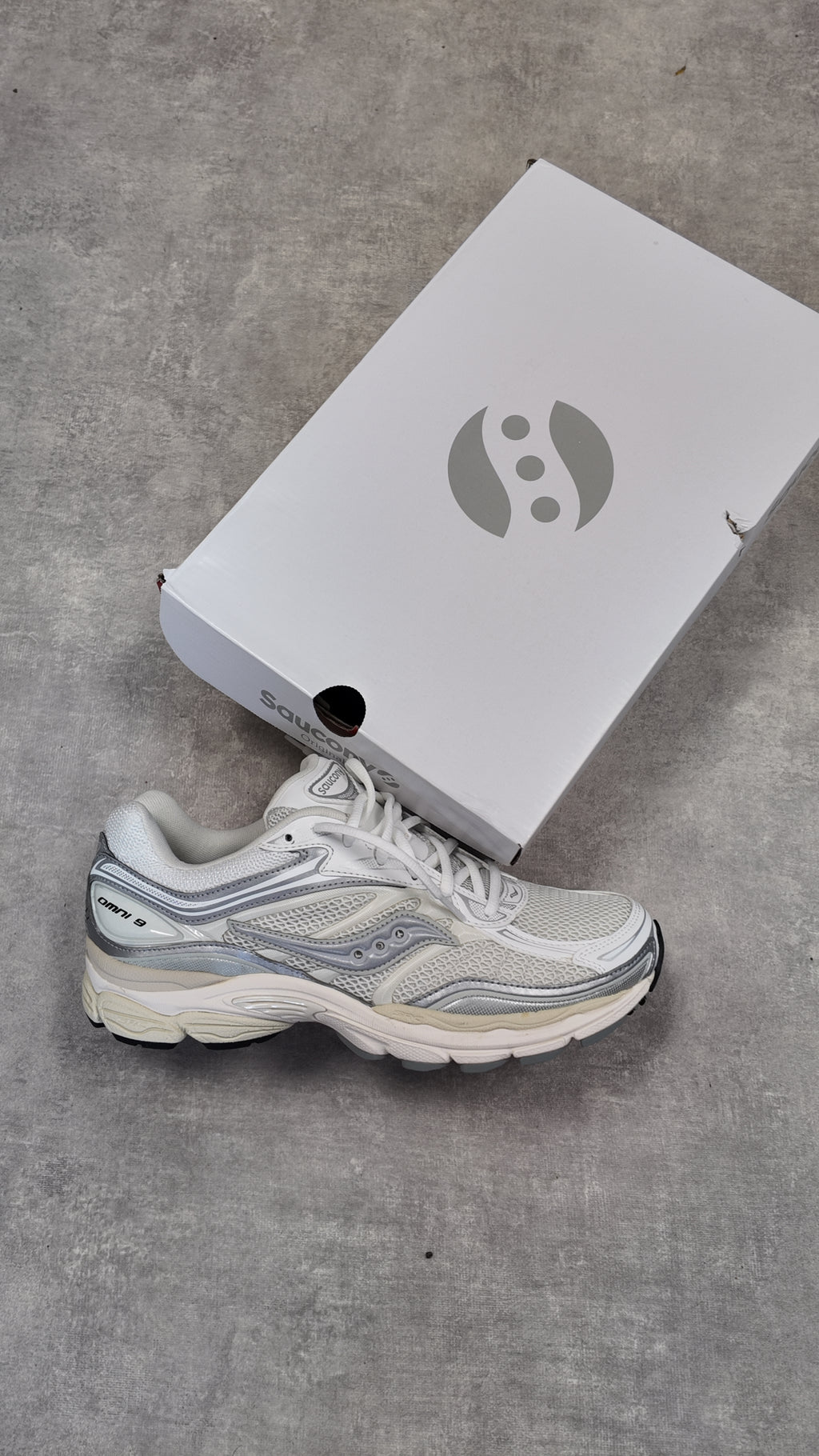 SAUCONY PROGRID OMNI 9 - WHITE SILVER