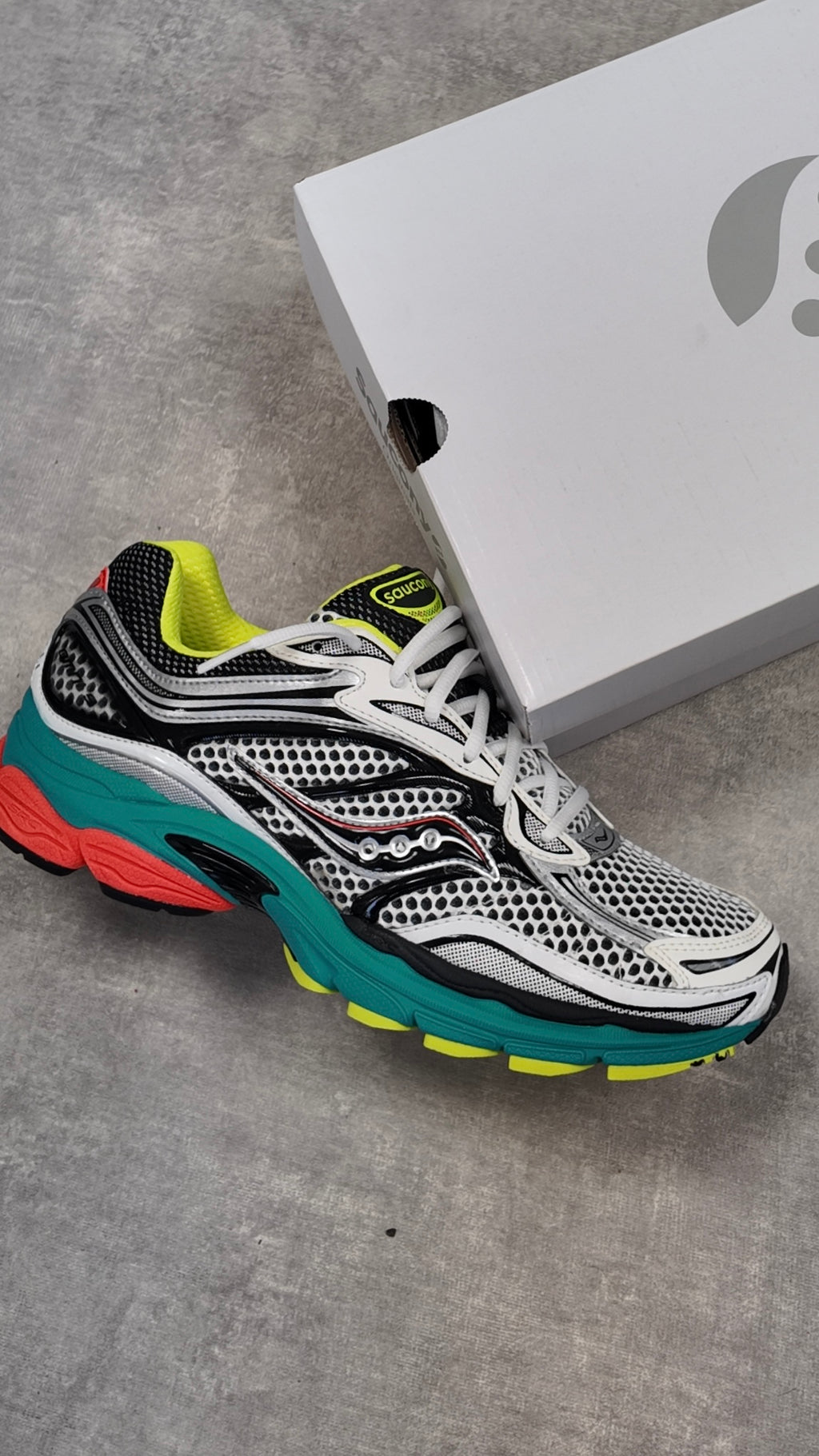 SAUCONY PROGRID OMNI 9 - MUTANT