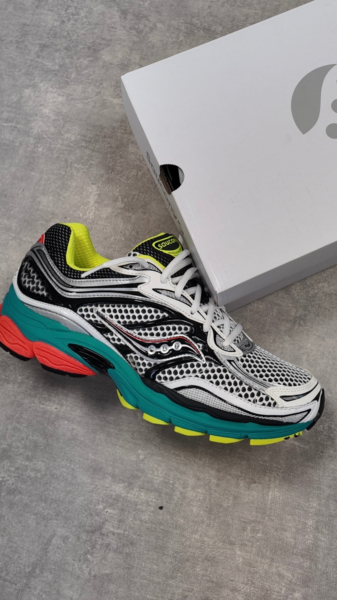 SAUCONY PROGRID OMNI 9 - MUTANT