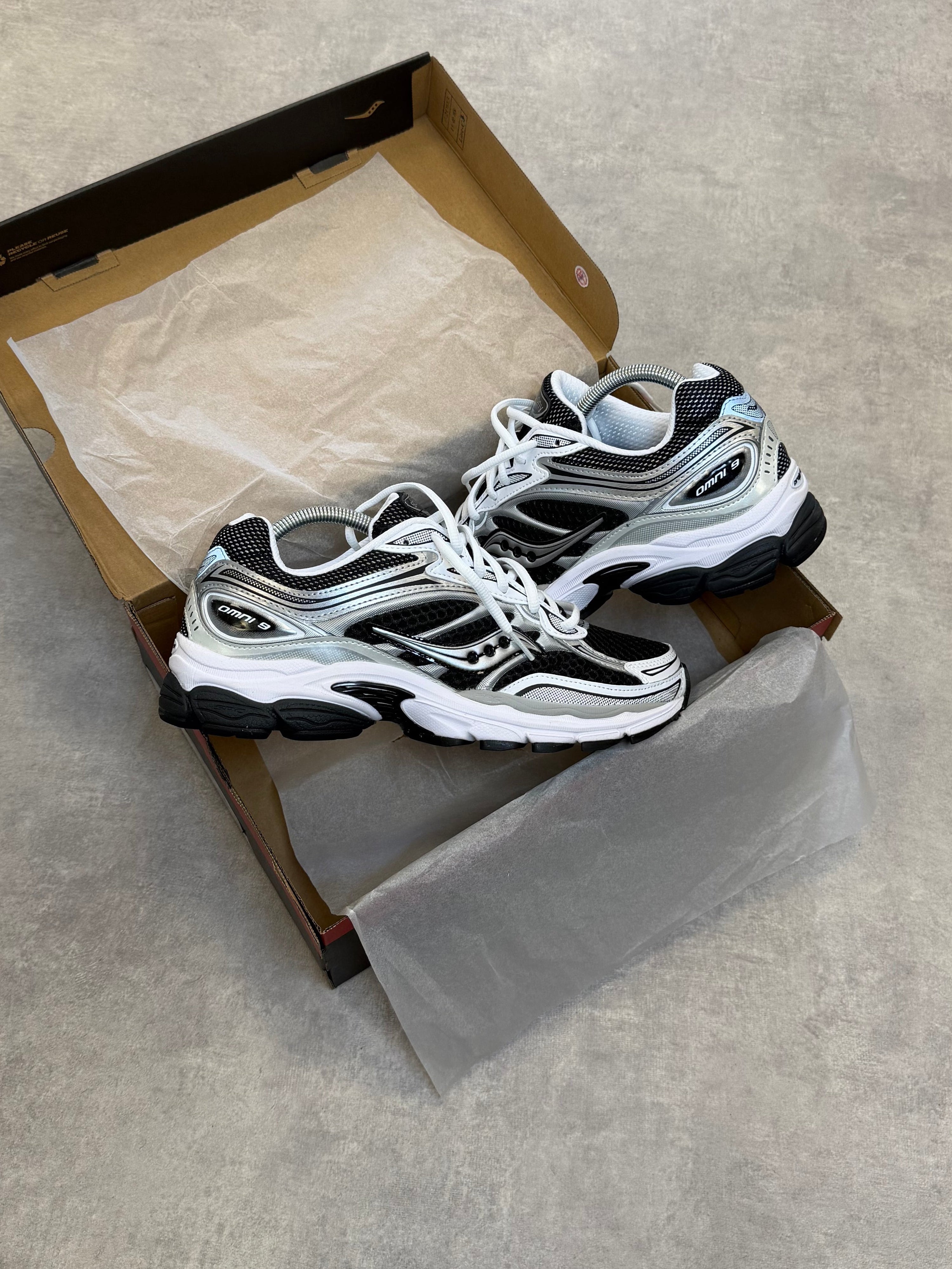 SAUCONY PROGRID OMNI 9 -BLACK WHITE