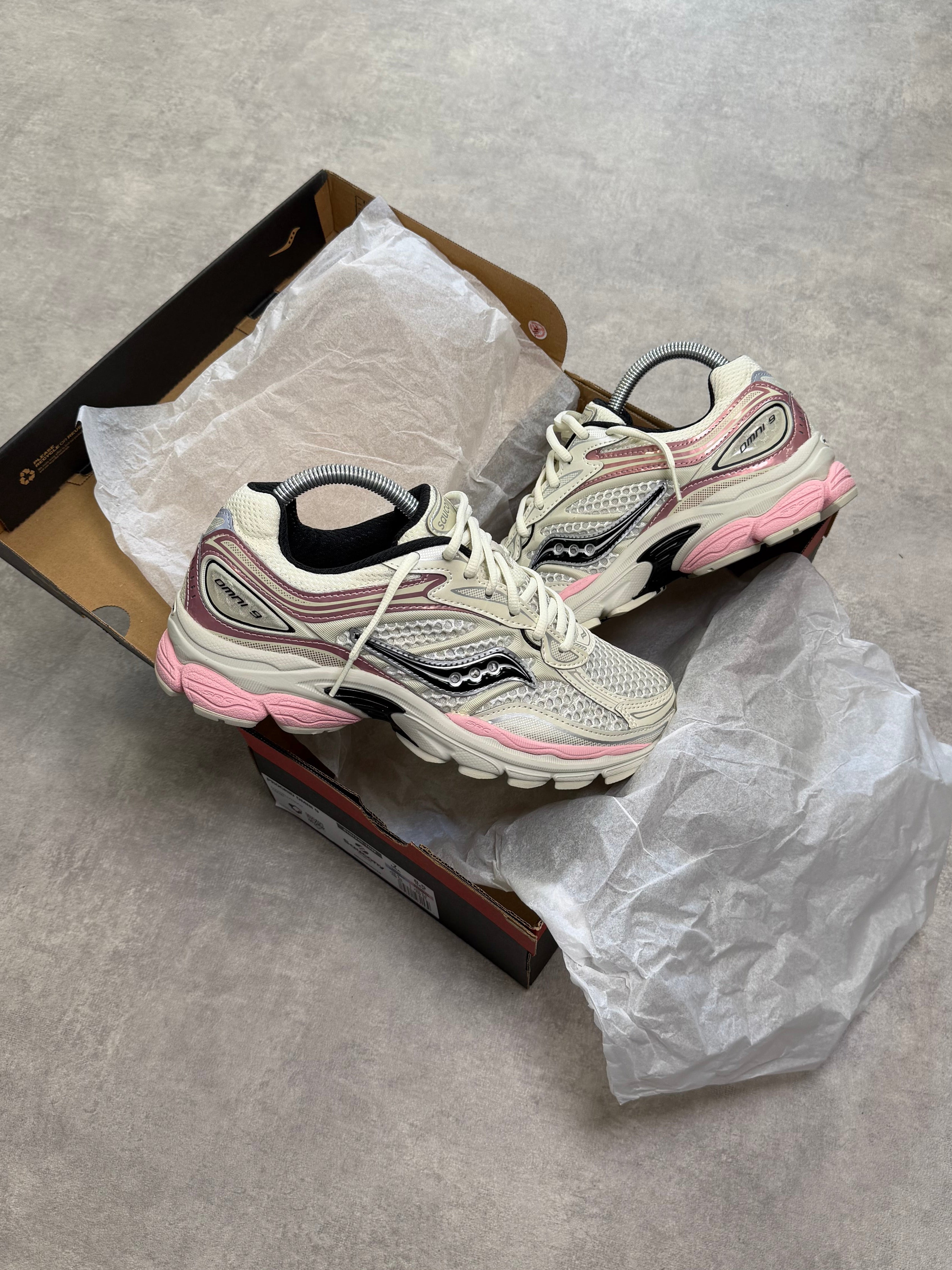 SAUCONY PROGRID OMNI 9 - Creme/ Pink