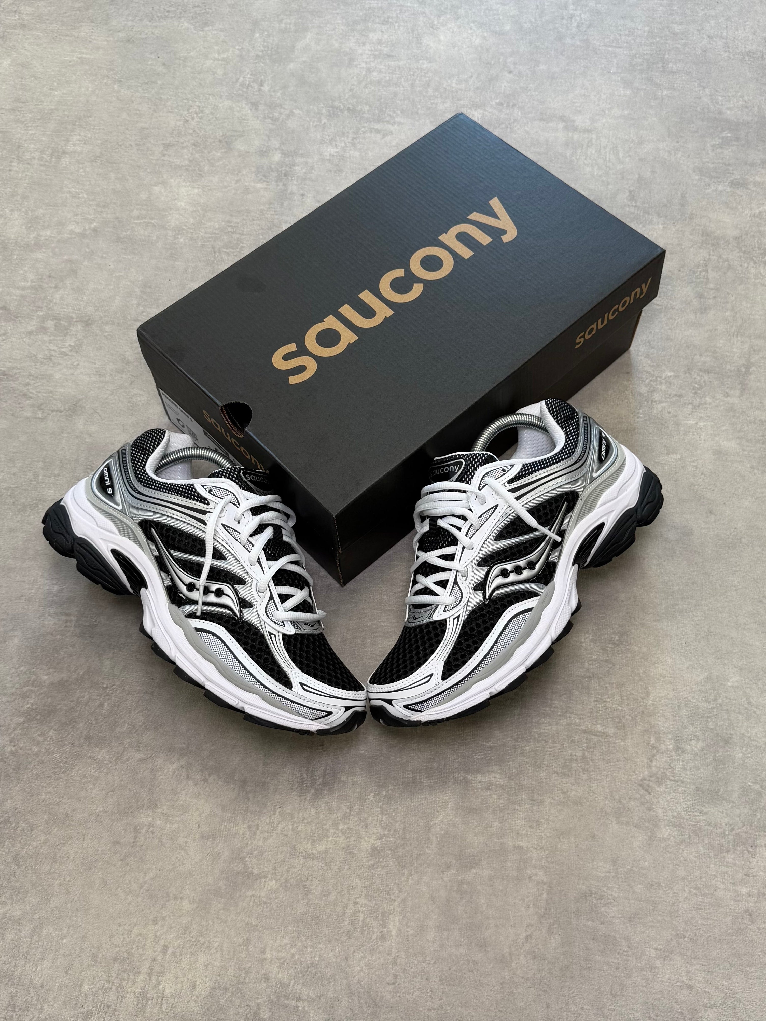 SAUCONY PROGRID OMNI 9 -BLACK WHITE