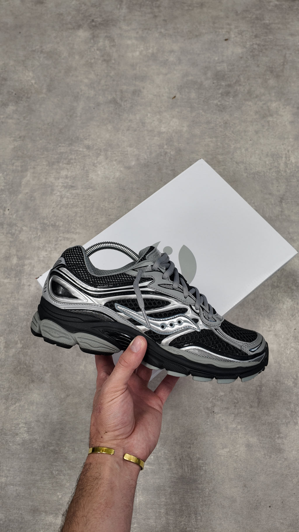 SAUCONY PROGRID OMNI 9 - BLACK SILVER
