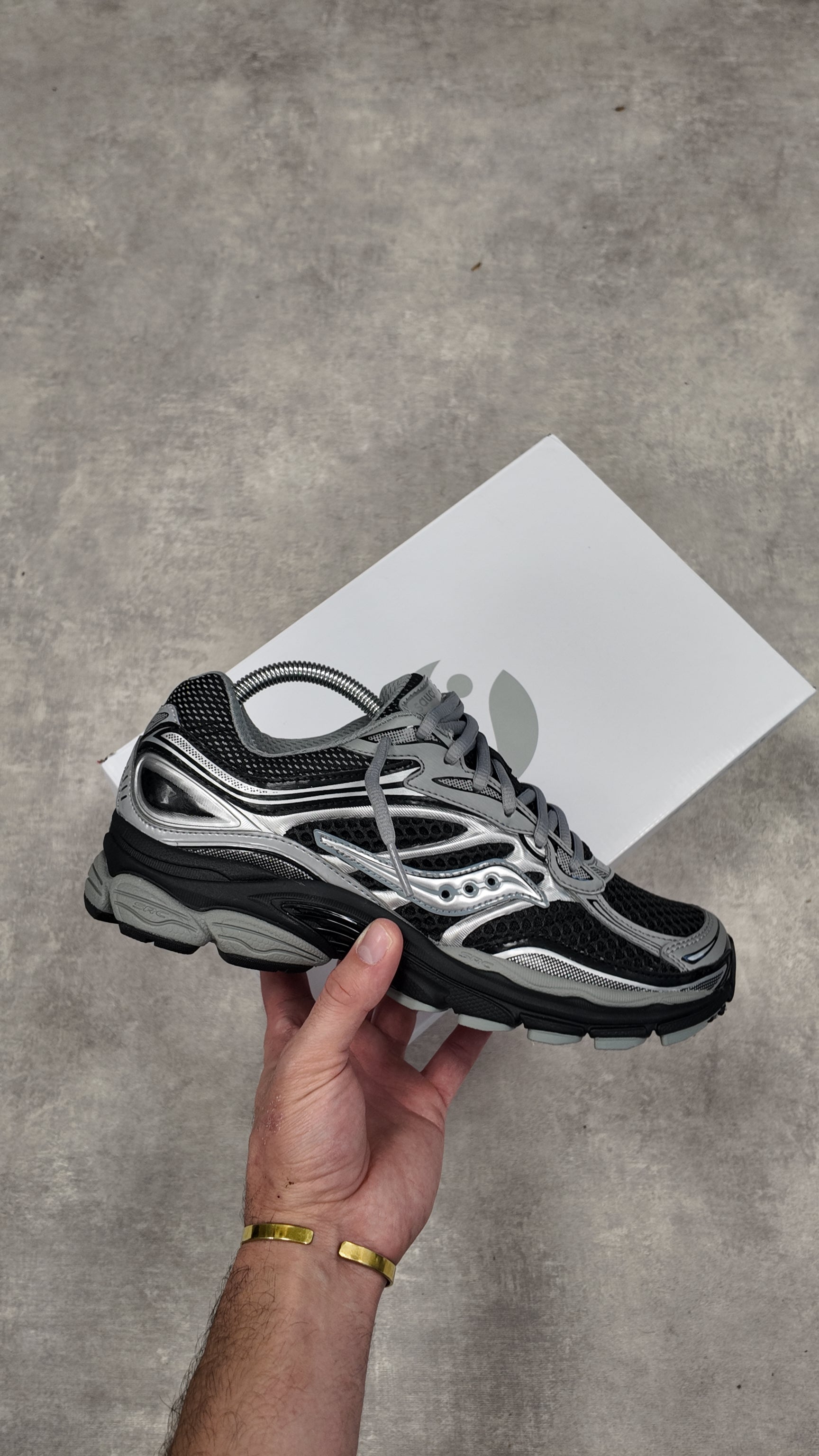 SAUCONY PROGRID OMNI 9 - BLACK SILVER