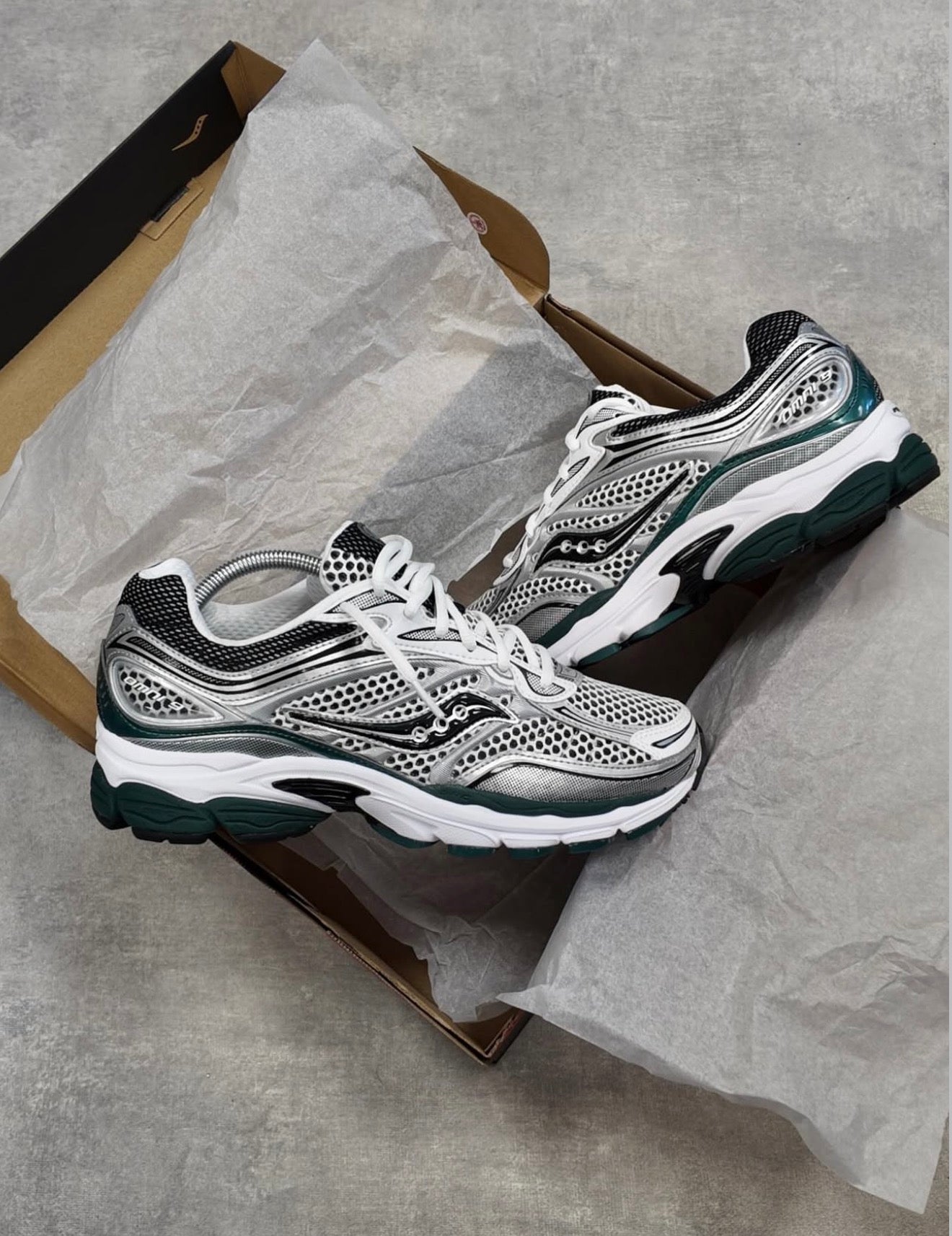 SAUCONY PROGRID OMNI 9 OG PINE GREEN SILVER